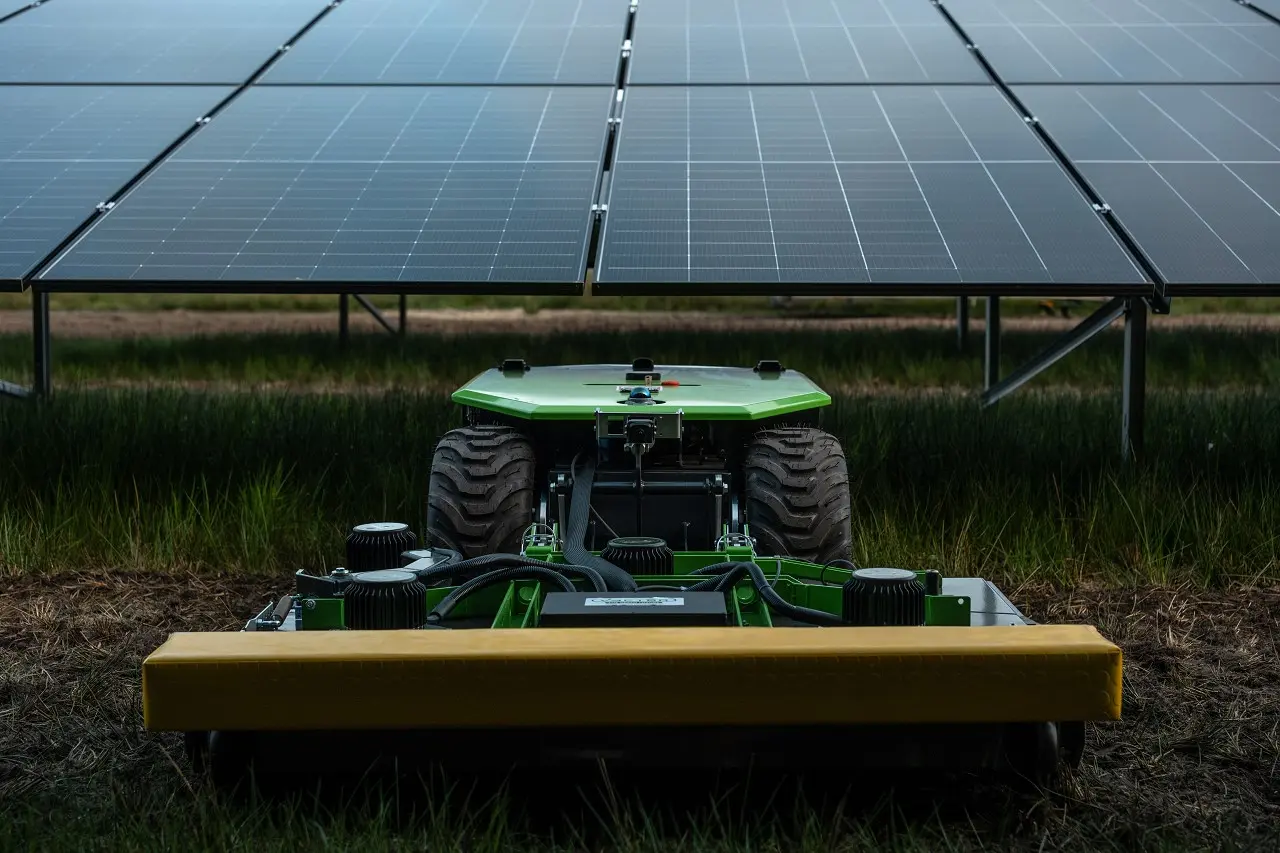 Plně autonomní sekačka pro fotovoltaické farmy VECTOR