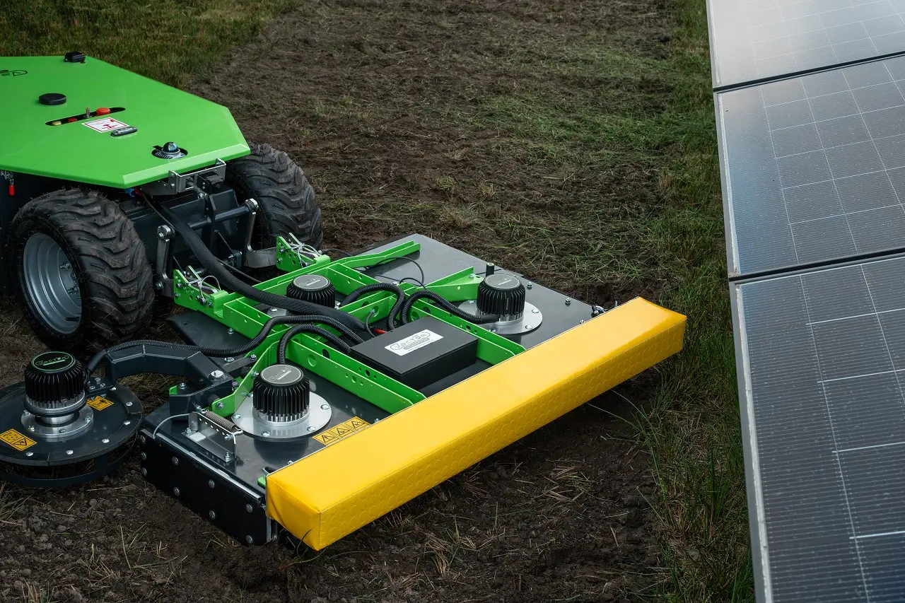 W pełni autonomiczna kosiarka do koszenia farm fotowoltaicznych VECTOR