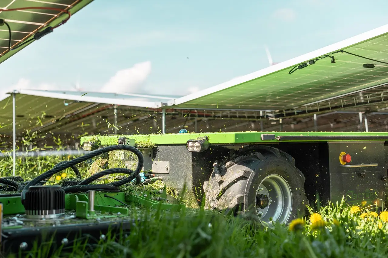 100% autonomiczna kosiarka do koszenia farm fotowoltaicznych VECTOR
