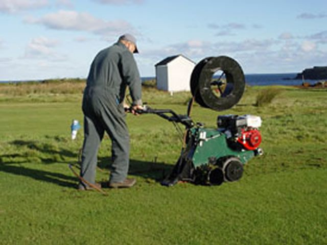 Groundsman TCHYD – Hydrostatyczna wycinarka darni z funkcją wprowadzania rur i kabli